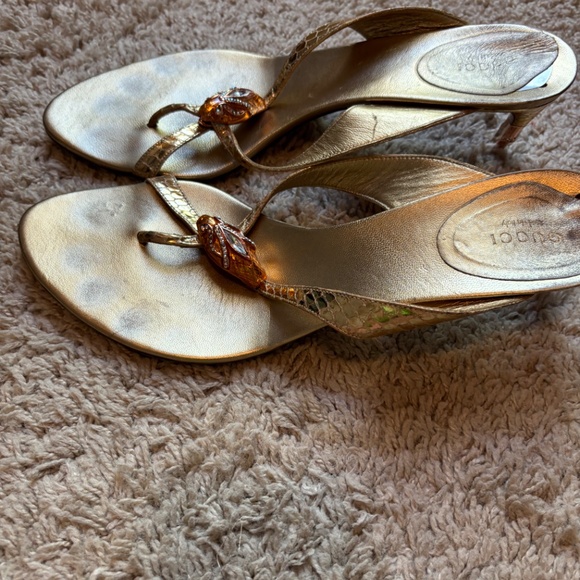 Lightly Used Size 10 Gucci Gold Thong 2 inch Heels - Picture 3 of 5